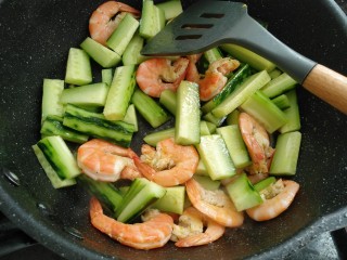 9、鲜虾黄瓜条,放入黄瓜翻炒一分钟