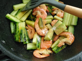 10、鲜虾黄瓜条,放入盐，胡椒粉，生抽