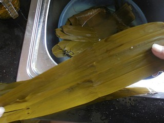 6、传统红枣粽,然后在取三片粽叶，同样也并排叠放在一起，将这三片粽叶颠倒放置在之前的三片粽叶之上。