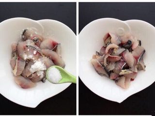 1、麻辣水煮鱼片,加小半勺盐带一次性手套抓均匀