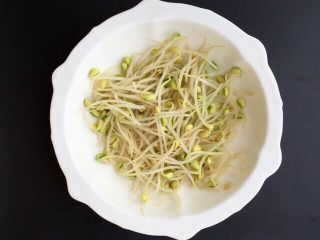 2、麻辣水煮鱼片,水烧开黄豆芽下锅煮2-3分钟左右熟透捞出放汤碗