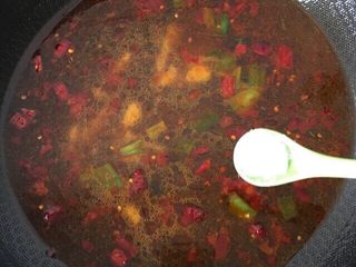 5、麻辣水煮鱼片,锅中加适量的水，加小半勺盐（盐的多少根据菜量和家人口味添加）