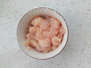 3、鱼香鸡丁,半勺料酒一点点盐搅拌均匀