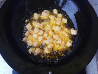 4、鱼香鸡丁,锅里入油放入，小火炸鸡丁