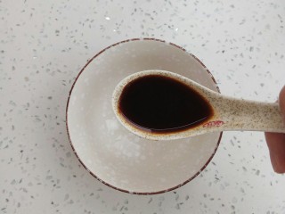 6、鱼香鸡丁,鱼香就是糖醋口味，开始调糖醋汁，一勺生抽