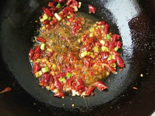 11、鱼香鸡丁,接着放入豆瓣酱炒出红油