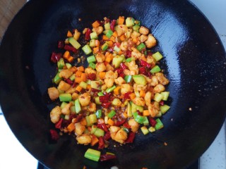 13、鱼香鸡丁,倒入炸好的鸡肉丁翻炒