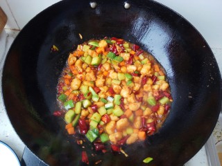 14、鱼香鸡丁,最后放入鱼香汁翻炒出锅即可