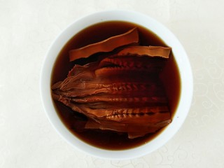 1、烟笋炒腊肉,将干烟笋放入一个装有冷水的碗里，泡一个晚上！