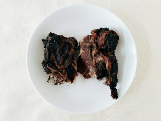2、烟笋炒腊肉,腊肉从冰箱拿出来解冻，我这腊肉是爸爸从老家寄过来的，想做这道菜的朋友去超市购买湖南腊肉也可以！