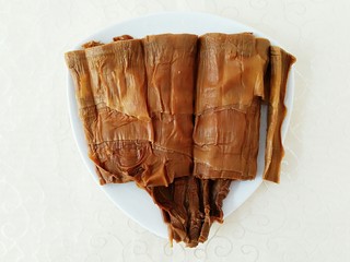 3、烟笋炒腊肉,将泡好的烟笋用冷水冲洗干净，洗至水变清亮为止，然后捞出沥干备用！