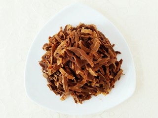 4、烟笋炒腊肉,把笋干切成细丝！