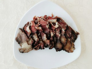 5、烟笋炒腊肉,腊肉切片！不要切太薄！