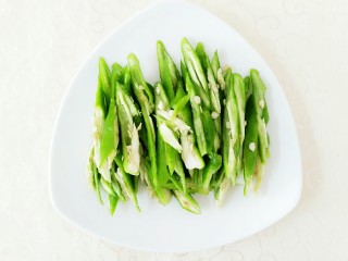 6、烟笋炒腊肉,湖南椒切成丝！