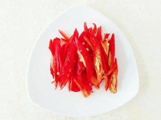 7、烟笋炒腊肉,红椒切丝！