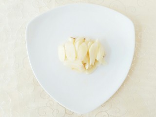 8、烟笋炒腊肉,大蒜切片！