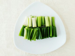 9、烟笋炒腊肉,蒜苗切段！