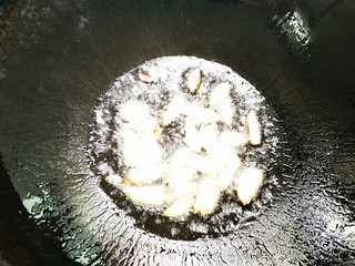 10、烟笋炒腊肉,锅里加入适量的油，把蒜片炒至金黄色即可！