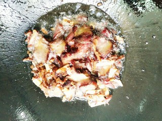 11、烟笋炒腊肉,腊肉放下去一起煸炒，炒至微干！