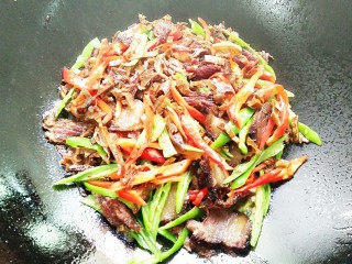 12、烟笋炒腊肉,把青红椒丝放下去一起煸炒！加入少量的水，生抽，盐翻炒均匀！