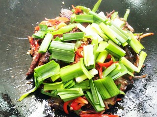 13、烟笋炒腊肉,最后把蒜苗段放下去翻炒几下，即可出锅啦！