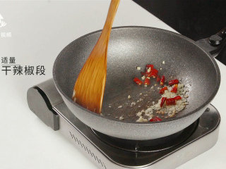 6、超下饭的肉末茄子，营养美味吃不够！,加入适量干辣椒