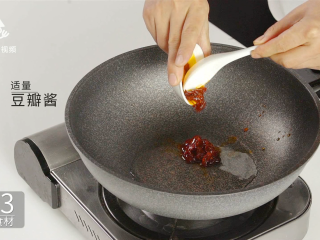 9、超下饭的肉末茄子，营养美味吃不够！,煸炒适量豆瓣酱