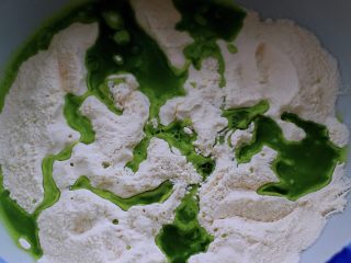 1、薄如蝉翼的春饼,首先要把菠菜摘干净后，用清水冲洗干净后，菠菜的茎不用，把菠菜叶用刀切成丝后，放到料理机里，加少许盐和适量清水后榨汁再过滤后，慢慢倒入面粉里和成软硬适中的面团