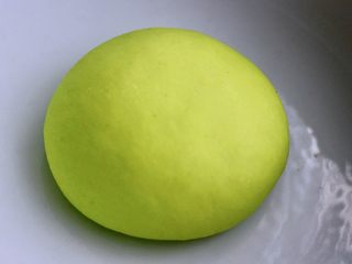 2、薄如蝉翼的春饼,盖上盖子醒发半个小时左右