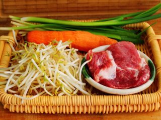 3、薄如蝉翼的春饼,在面团醒发的过程中，我们来准备卷春饼的食材，把绿豆芽去根后摘洗干净，韭菜摘干净后，冲洗干净沥干水分、把胡萝卜洗净、小葱去皮后洗净