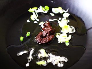 5、薄如蝉翼的春饼,陶瓷炒锅预热后加入花生油烧至6成热时，先爆香葱花后，再加入海天豆瓣酱后，用锅铲小火进行煸炒