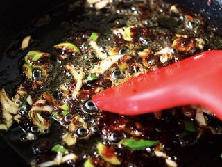 6、薄如蝉翼的春饼,直至煸炒出酱香味道后，春饼好不好吃，这个酱料绝对是占了主导地位哟