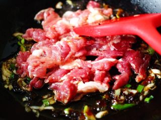 7、薄如蝉翼的春饼,把豆瓣酱炒香后，先加入切片的猪肉大火进行翻炒至断生变色后，倒入料酒去除猪肉的腥气哈，