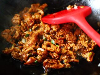 8、薄如蝉翼的春饼,翻炒至断生的猪肉变成这个颜色就可以了