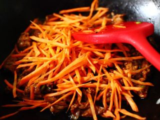 9、薄如蝉翼的春饼,再先加入胡萝卜丝，继续用小火煸炒至变色断生后