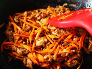 10、薄如蝉翼的春饼,继续用小火煸炒至变色断生后，把胡萝卜煸炒出红色