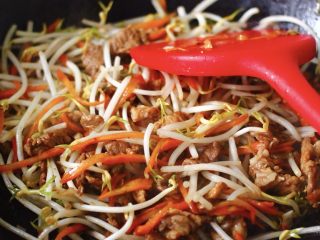 12、薄如蝉翼的春饼,继续翻炒片刻