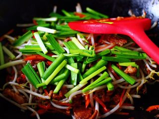 13、薄如蝉翼的春饼,加入切段的韭菜