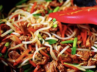 14、薄如蝉翼的春饼,大火把韭菜段炒至断生变色即可关火，淋上芝麻油就可以盛入碗里，一会留着卷春饼吃咯；