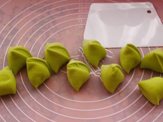 15、薄如蝉翼的春饼,这个时候面团也醒发好了，用手把面团排气揉匀后，用刀切成大小一致的剂子