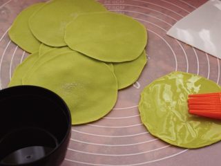 16、薄如蝉翼的春饼,摁扁后用擀面杖擀成圆形薄面皮后，先用硅胶刷子蘸少许食用油把面皮整个抹上一层花生油