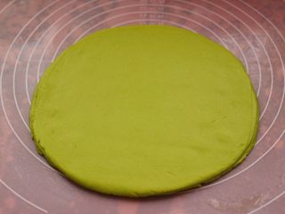 17、薄如蝉翼的春饼,刷上花生油的面皮一个摞一个的摞在一起，我是摞了10张面皮，把摞好的面皮再用擀面杖擀薄后