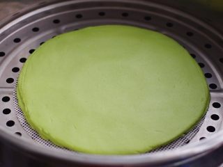 18、薄如蝉翼的春饼,蒸笼锅里加入适量清水，大火烧开后，放入擀好的面皮，盖上锅盖大火蒸10分钟就可以了（如果一次摞的面皮多的话，蒸的时间也要相对增加哟）