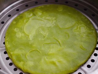 19、薄如蝉翼的春饼,打开锅盖，把蒸熟的春饼趁热一层层的把春饼揭开就可以了