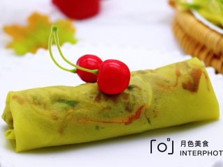 22、薄如蝉翼的春饼,把两边先折叠一下，再从头卷到尾就可以开始享用清新美味又营养丰富的春饼了；
