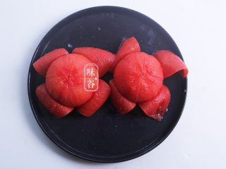 4、番茄牛肉煲,然后放到锅里加水煮开,煮开后把皮剥掉;