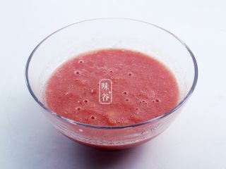 5、番茄牛肉煲,放入料理机打成番茄泥。