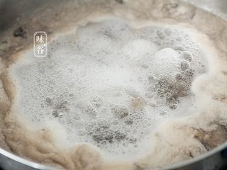 6、番茄牛肉煲,牛腱肉切小块,锅内放入姜葱,倒入牛肉块煮开1分钟;