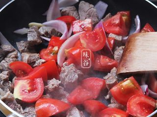 10、番茄牛肉煲,倒入牛肉块翻炒5分钟。