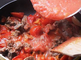 11、番茄牛肉煲,倒入番茄泥;